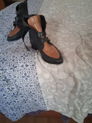 Botines de piel negros y marrones con hebillas
