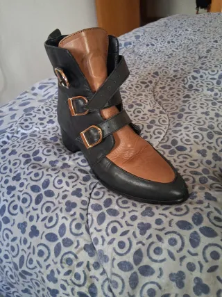 Botines de piel negros y marrones con hebillas