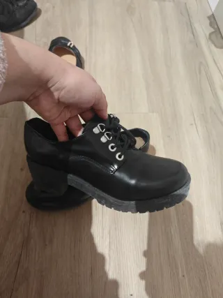 Zapato cordones tacón negro