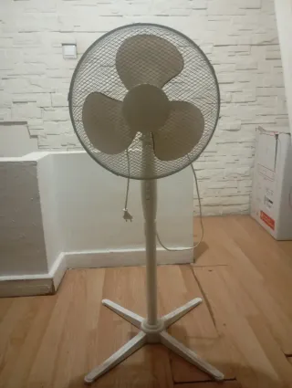 Ventilador de pie blanco