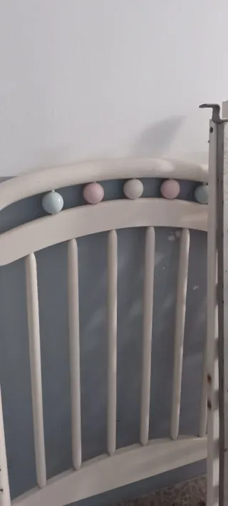 Cuna de bebé blanca con adornos