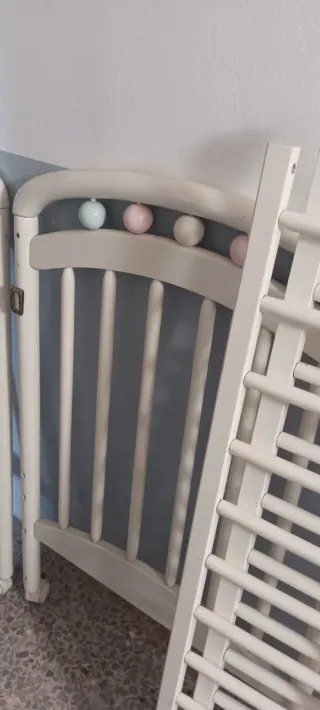 Cuna de bebé blanca con adornos