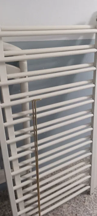 Cuna de bebé blanca con adornos