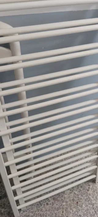 Cuna de bebé blanca con adornos