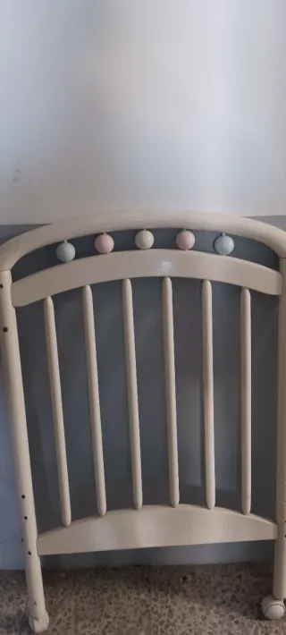Cuna de bebé blanca con adornos