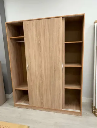 Armario de madera con puertas correderas