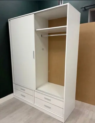 Armario de madera con puertas correderas