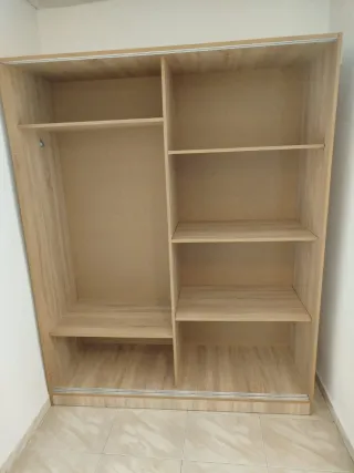 Armario de madera con puertas correderas