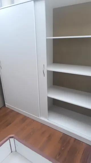 Armario de madera con puertas correderas