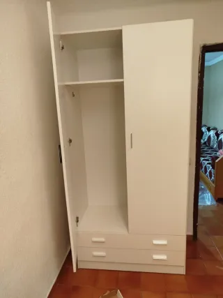 Armario de madera con puertas correderas