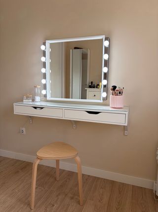 Tocador con luces LED.