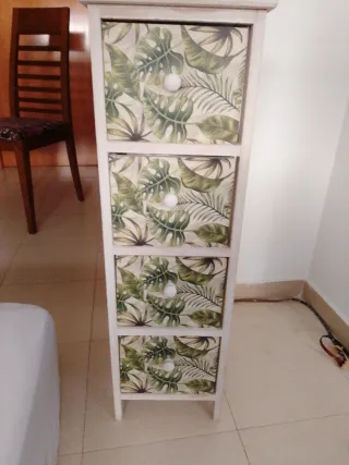 Cajonera de madera con diseño floral