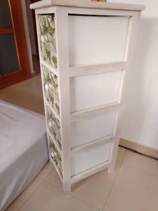 Cajonera de madera con diseño floral