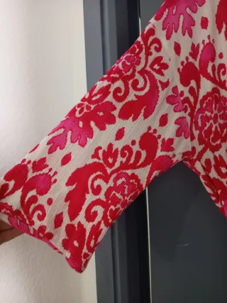 Kimono rosa y blanco estampado.