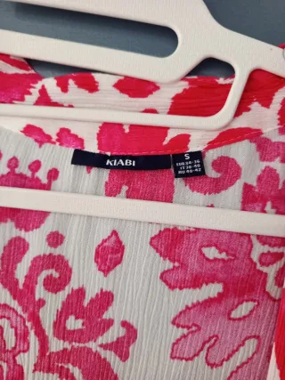 Kimono rosa y blanco estampado.