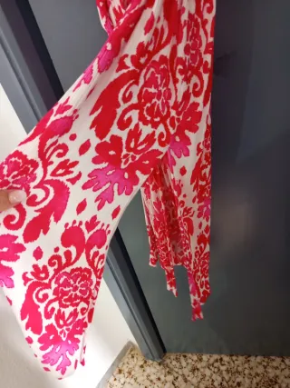 Kimono rosa y blanco estampado.