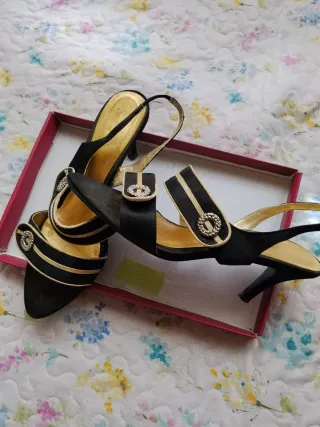 Zapatos de tacón negros y dorados