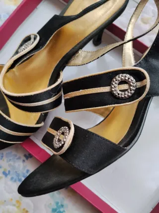 Zapatos de tacón negros y dorados