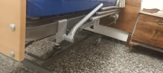 Cama articulada con motor y colchón antiescaras.