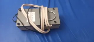 Cama articulada con motor y colchón antiescaras.