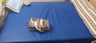 Cama articulada con motor y colchón antiescaras.