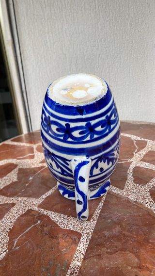 Jarra cerámica artesanal azul y blanca