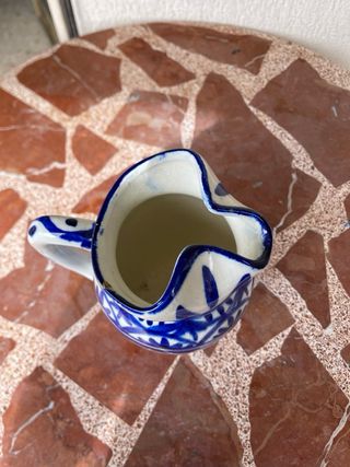 Jarra cerámica artesanal azul y blanca