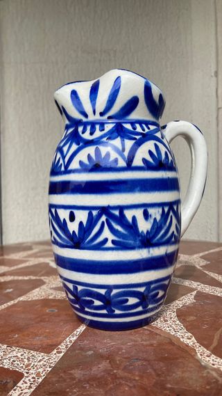 Jarra cerámica artesanal azul y blanca