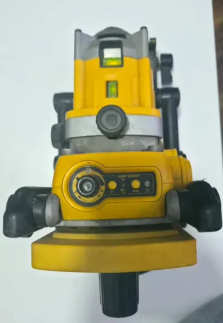 Nivel Láser DeWalt DE071 con Soporte