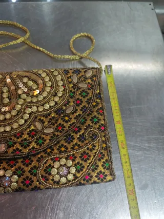 Cartera de mano bordada artesanal