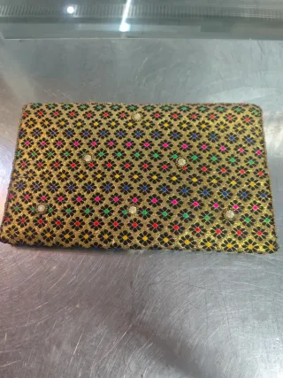 Cartera de mano bordada artesanal