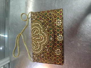 Cartera de mano bordada artesanal