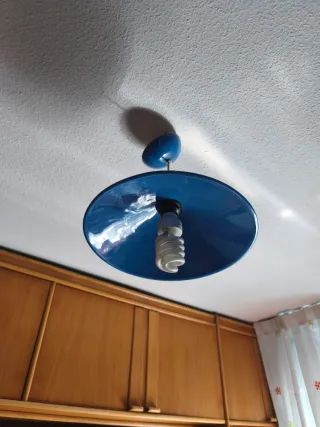 Lámpara de techo azul y blanca