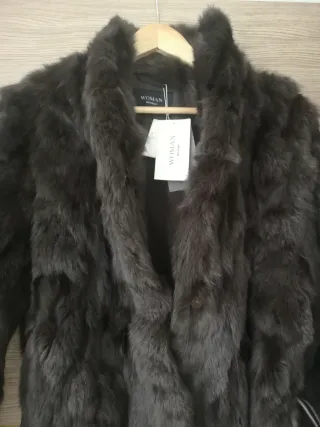 Abrigo de pelo marrón con cinturón