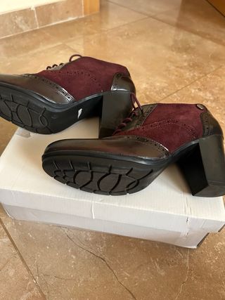 Zapatos de salón marrones y granate