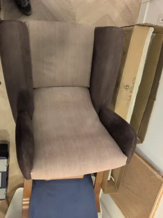 Butaca orejera tela beige y marrón