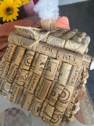 Casita de corcho hecha a mano