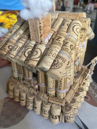 Casita de corcho hecha a mano