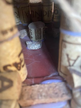 Casita de corcho hecha a mano