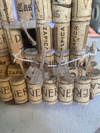 Casita de corcho hecha a mano