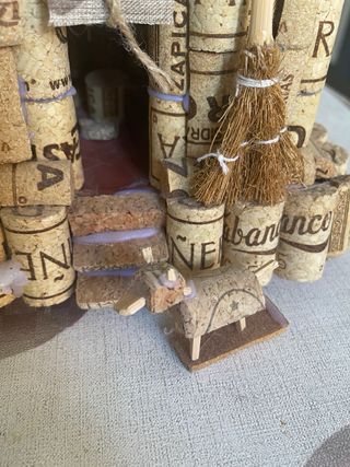 Casita de corcho hecha a mano