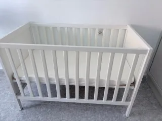 Cuna de bebé blanca