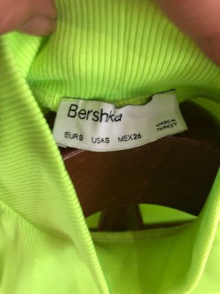 Top Bershka cuello alto amarillo neón