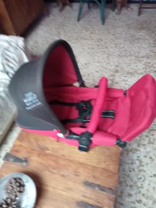 Cochecito bebé rojo y accesorios
