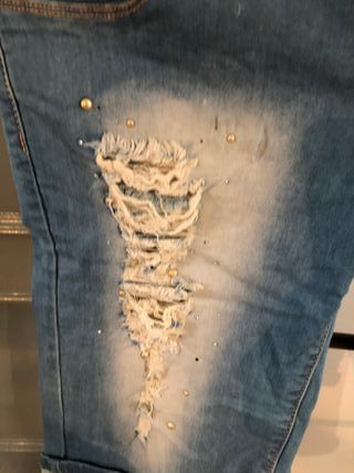 Pantalón vaquero pirata con pedrería y encaje