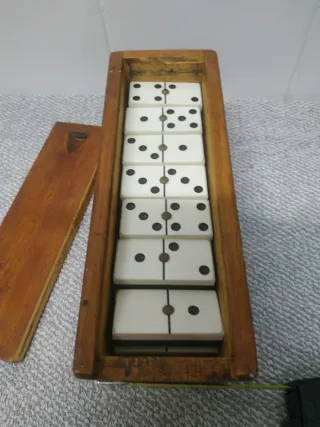 Domino antiguo en caja madera