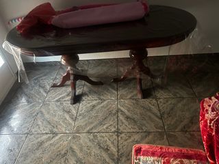 Mesa de comedor ovalada de madera