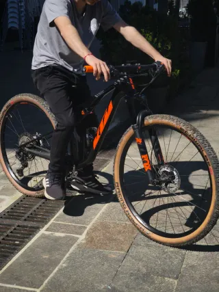 Bici KTM di fascia alta, molto leggera. XC da montagna, nuova