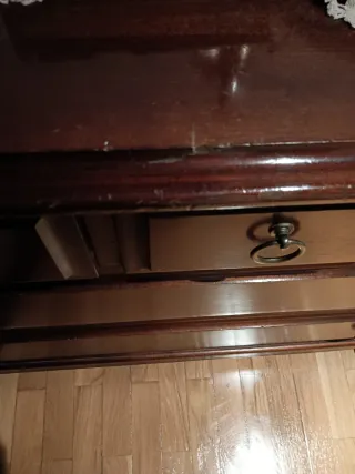 Cómoda de madera marrón