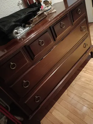 Cómoda de madera marrón